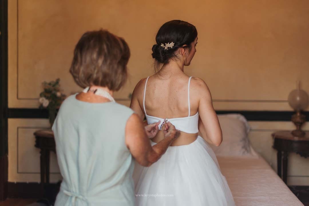 Bride sharing a tender moment with her mother before walking down the aisle at an intimate Lisbon micro-wedding.