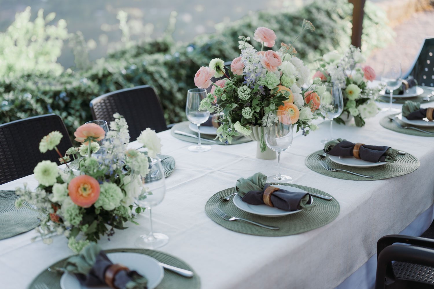 Intimate wedding dinner table with pastel floral arrangements by Mande Uma Flor overlooking the vineyards in the Douro Valley