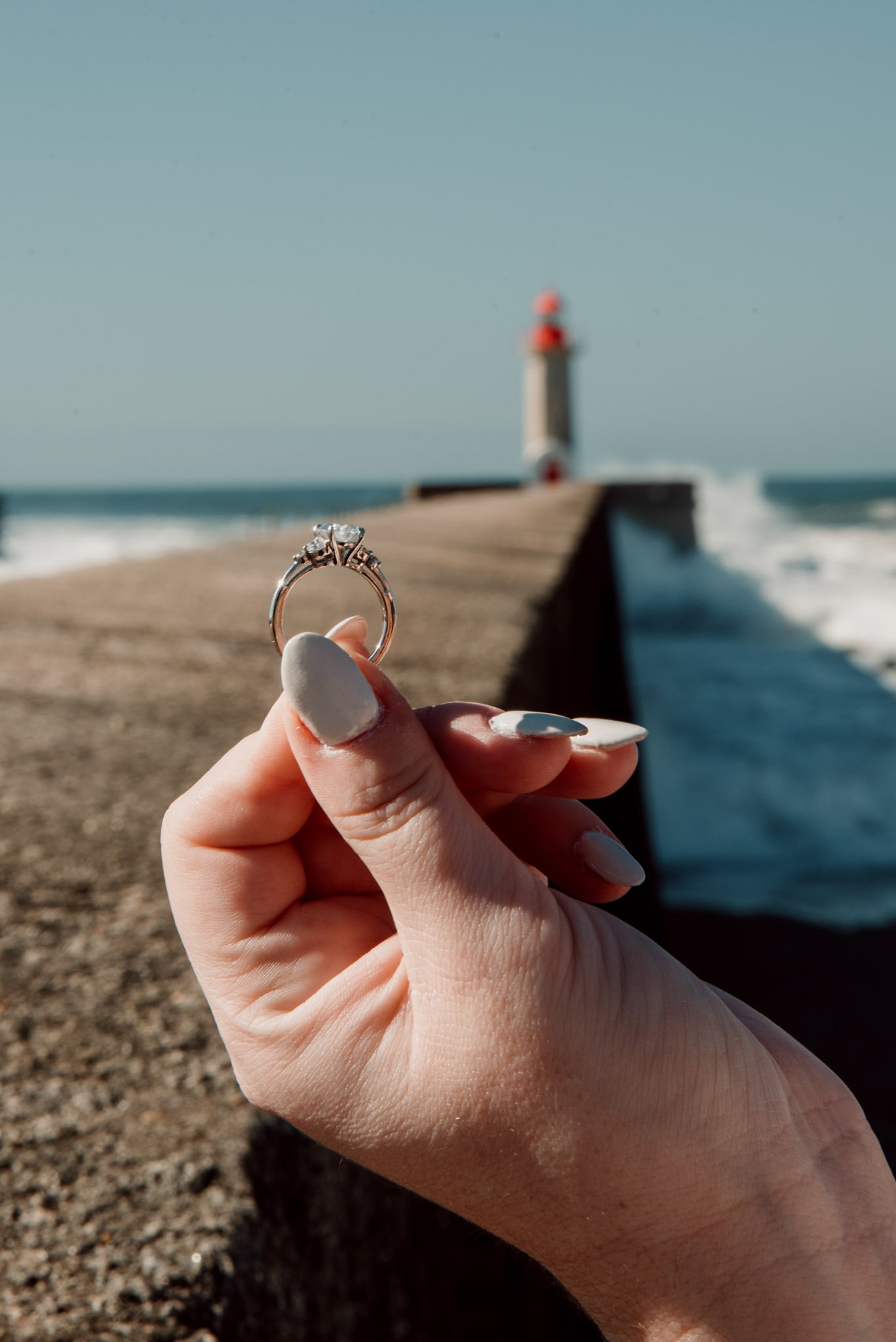 couple photoshoot at Foz do Douro lighthouse Porto with ocean and sunset light