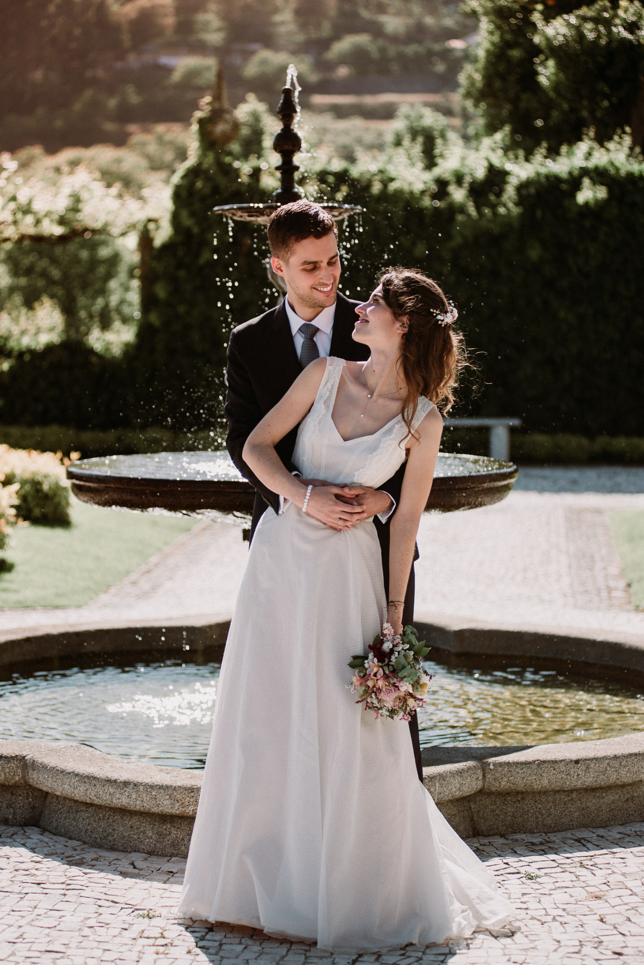 noiva e noivo junto à fonte nos jardins do Palácio da Igreja Velha casamento no Porto