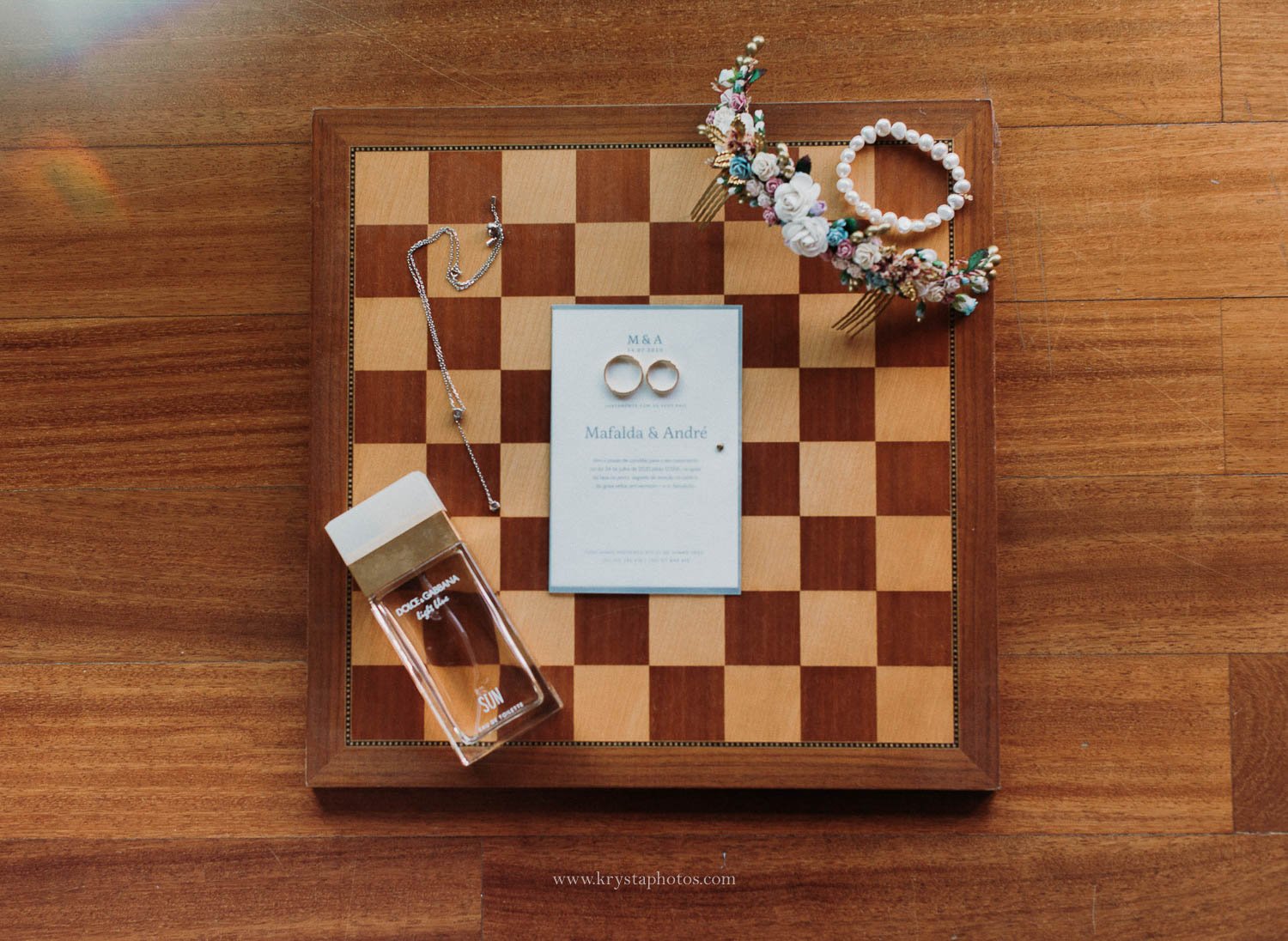 acessórios de noiva com sapatos perfume e alianças casamento no Palácio da Igreja Velha no Porto