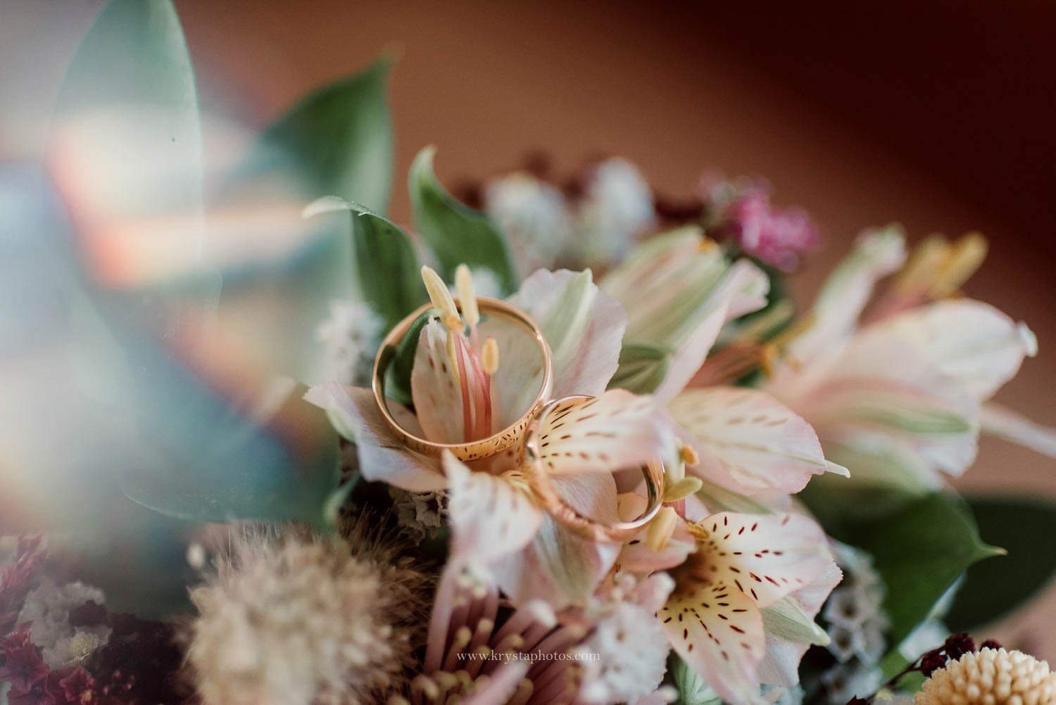 alianças de casamento de Mafalda e André entre flores casamento elegante no Porto