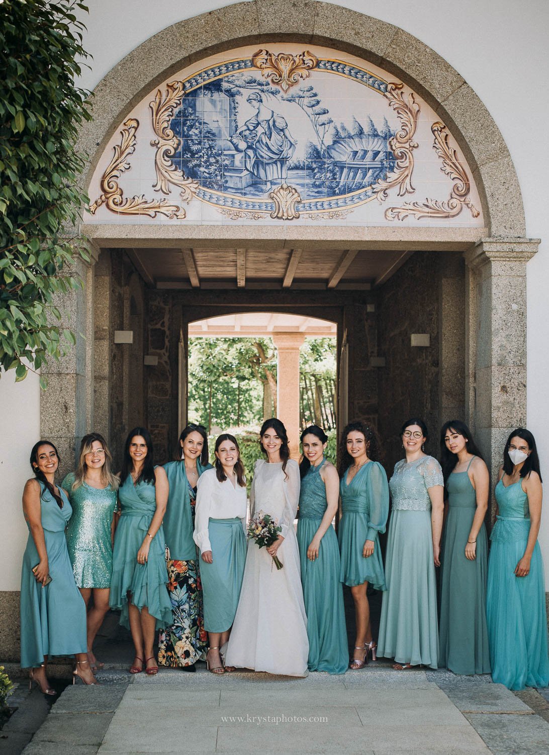noiva com madrinhas em vestidos verde água no Palácio da Igreja Velha casamento no Porto