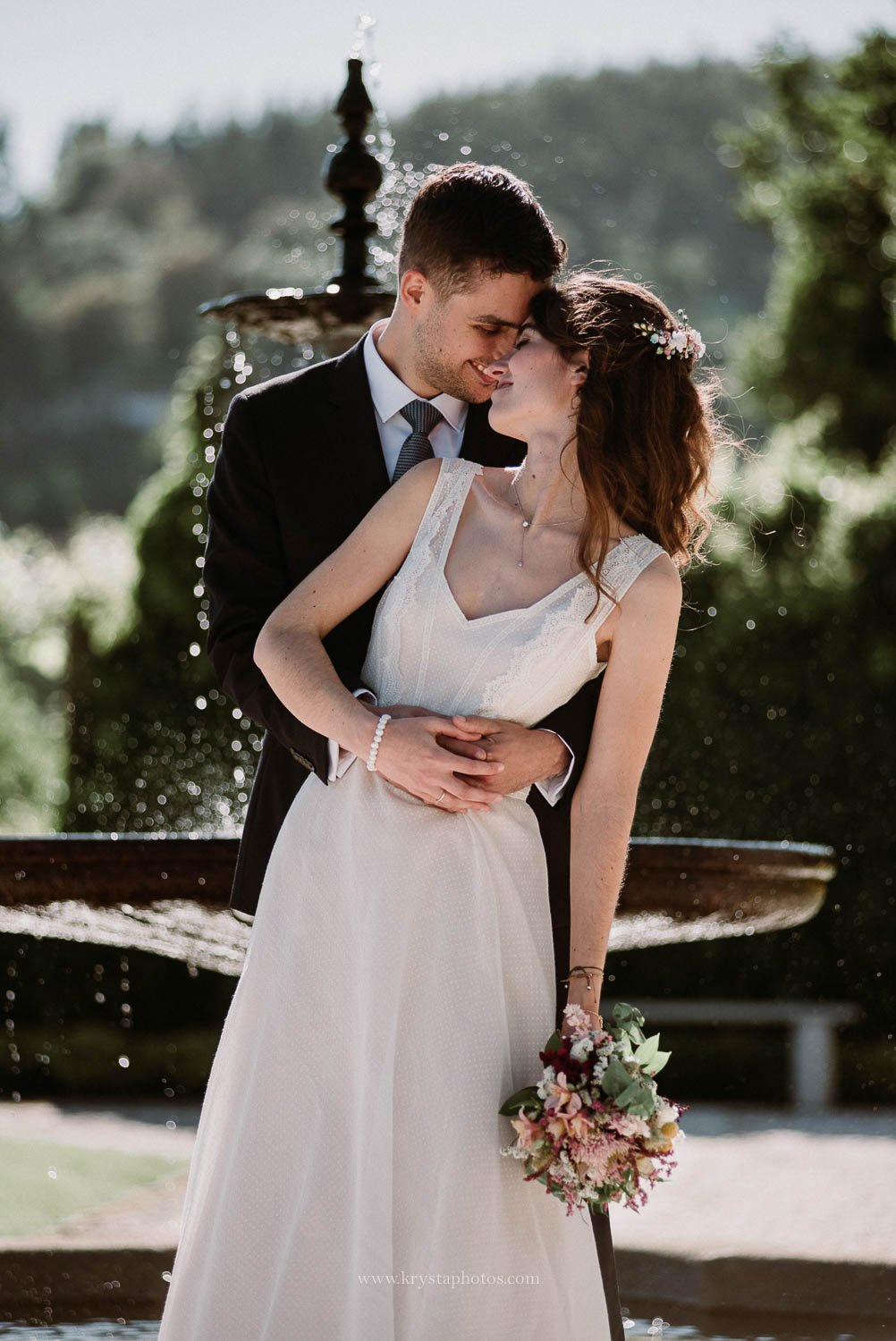 noiva e noivo junto à fonte nos jardins do Palácio da Igreja Velha casamento no Porto