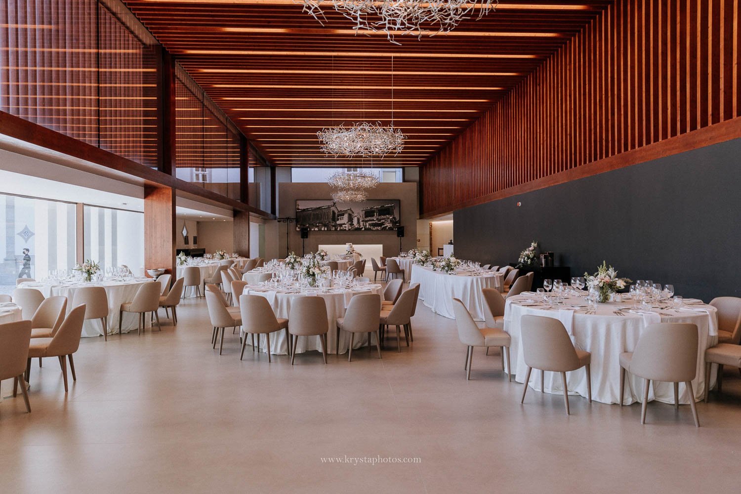 interior do Palácio da Igreja Velha preparado para jantar de casamento no Porto