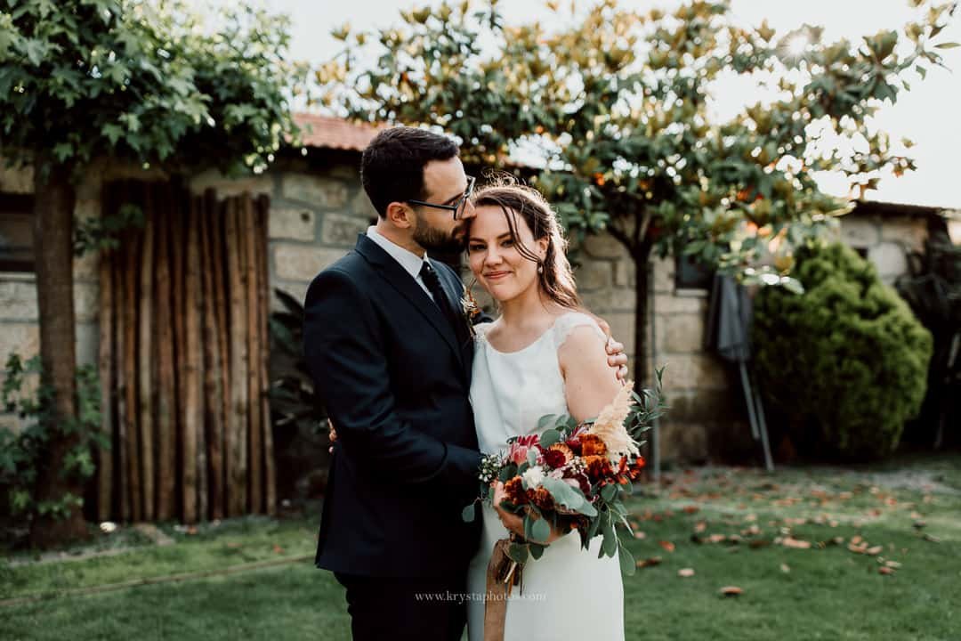 Outdoor wedding ceremony at Quinta do Avesso in the Portuguese countryside with lush greens