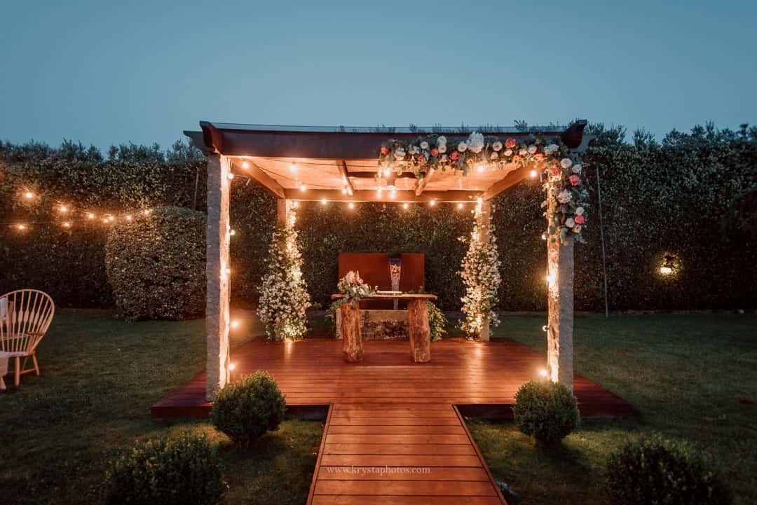 Outdoor wedding ceremony at Quinta do Avesso in the Portuguese countryside with lush greens