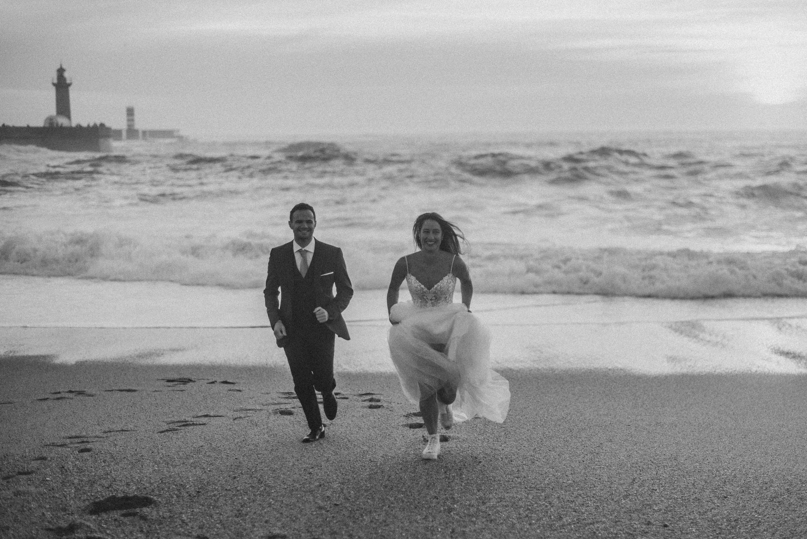 couple photoshoot at Foz do Douro lighthouse Porto with ocean and sunset light