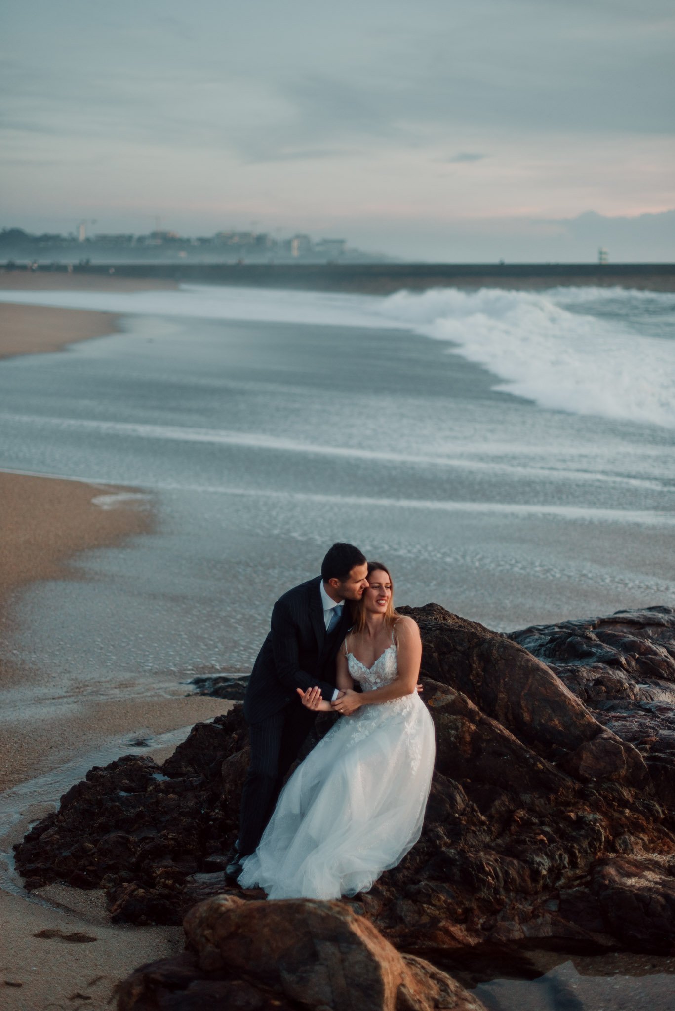 couple photoshoot at Foz do Douro lighthouse Porto with ocean and sunset light